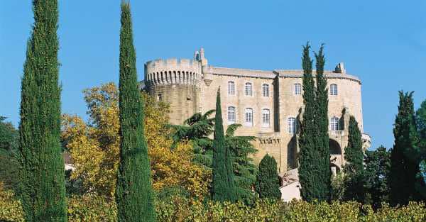 Ausblicks aufs Schloss auf dem Campingplatz Suze in der Provence